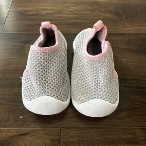 Toddler Girl Grey and Pink Water Shoes Size 7T